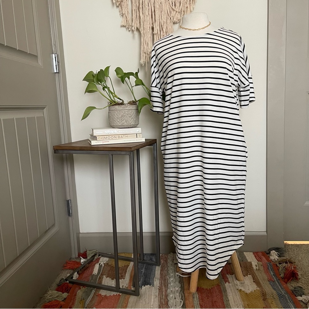 Midi Length Black and White Striped Tunic with pockets - Picture 3 of 10
